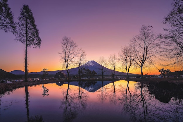 夕陽時對著天空的湖泊風景