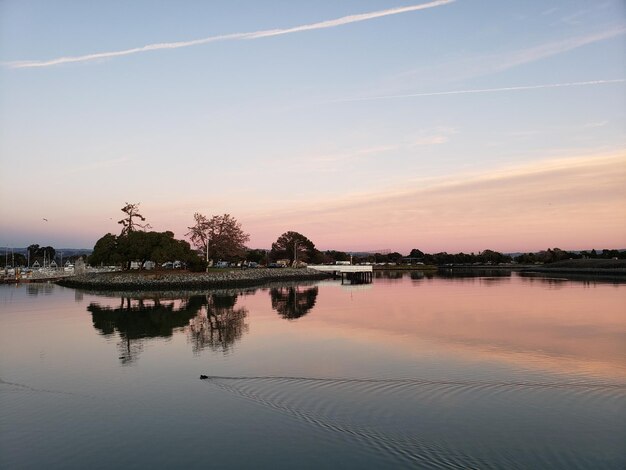 Photo scenic view of lake against sky at sunset