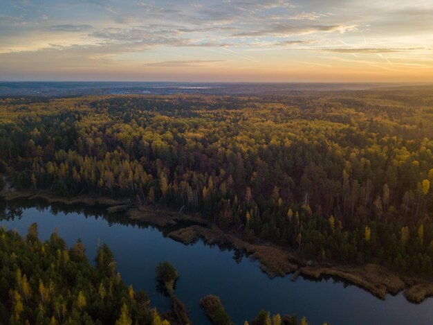 Красивый вид на озеро на фоне неба во время захода солнца