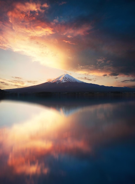 夕暮れの空に照らされた湖の景色