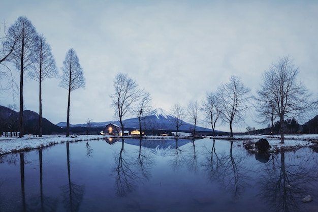 在冬天,湖面與天空的風景