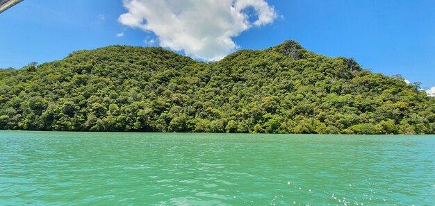 Foto vista panoramica del lago contro il cielo.