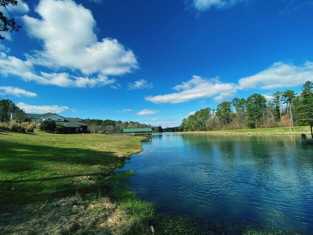 Foto la vista panoramica del lago contro il cielo