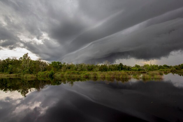 Foto la vista panoramica del lago contro il cielo