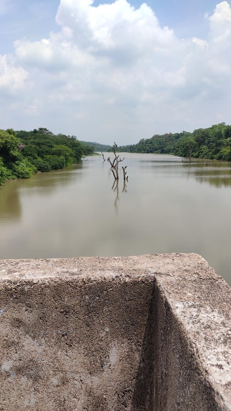 फोटो आकाश के सामने झील का सुंदर दृश्य