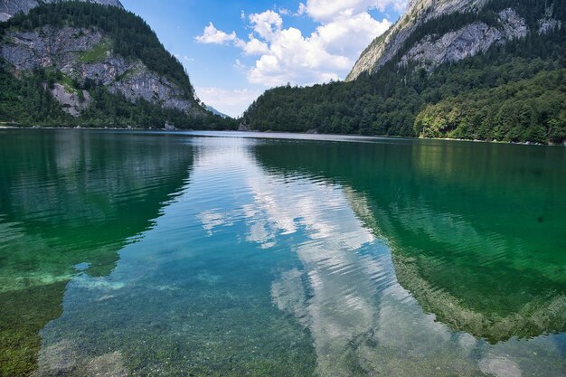 Foto la vista panoramica del lago contro il cielo