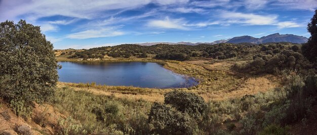 Foto la vista panoramica del lago contro il cielo