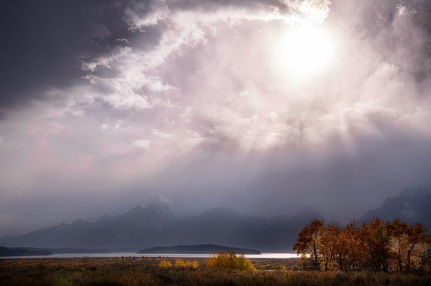 Foto la vista panoramica del lago contro il cielo