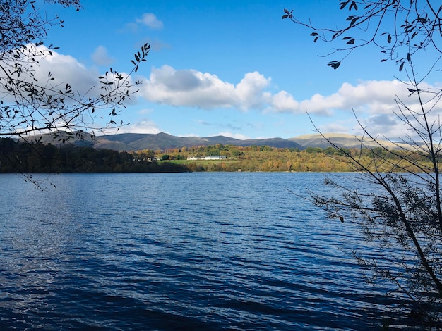 Foto la vista panoramica del lago contro il cielo