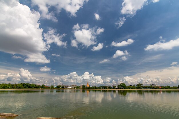 空に照らされた湖の景色