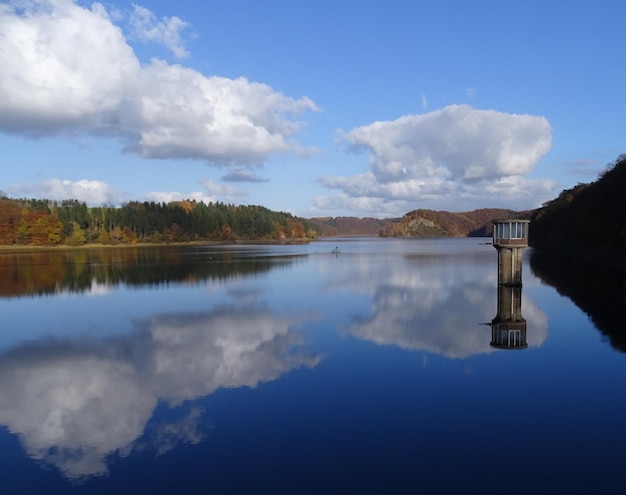 Foto la vista panoramica del lago contro il cielo