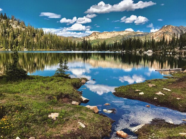 Foto la vista panoramica del lago contro il cielo