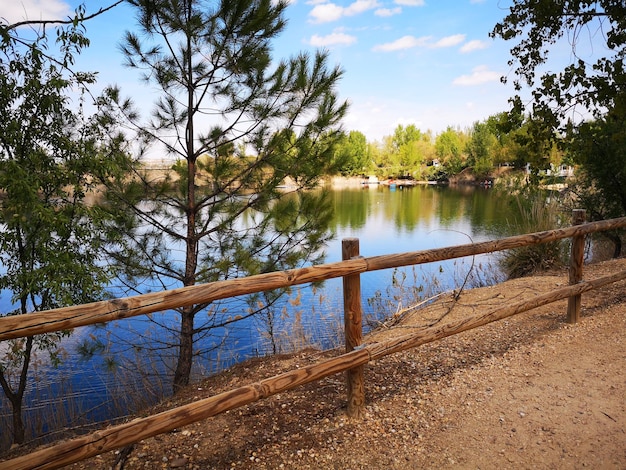 Foto la vista panoramica del lago contro il cielo