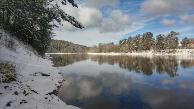 Foto la vista panoramica del lago contro il cielo