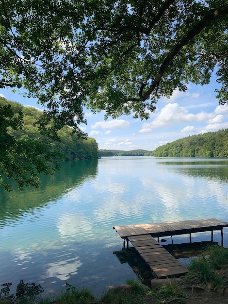 Foto la vista panoramica del lago contro il cielo