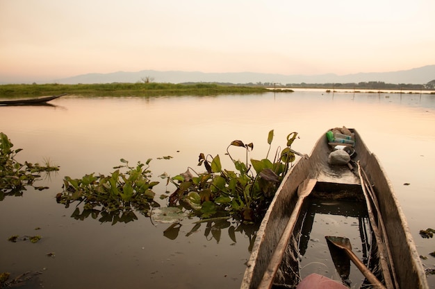 Foto la vista panoramica del lago contro il cielo