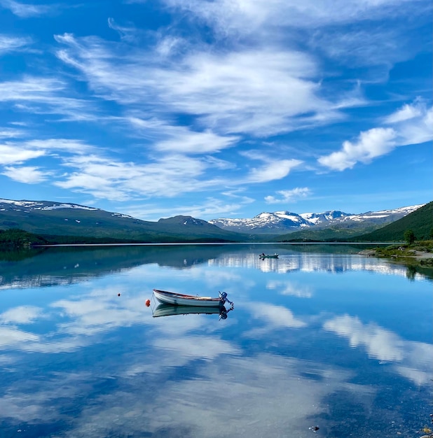 Foto la vista panoramica del lago contro il cielo