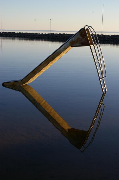 Foto la vista panoramica del lago contro il cielo