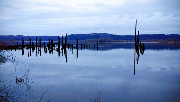 Foto la vista panoramica del lago contro il cielo