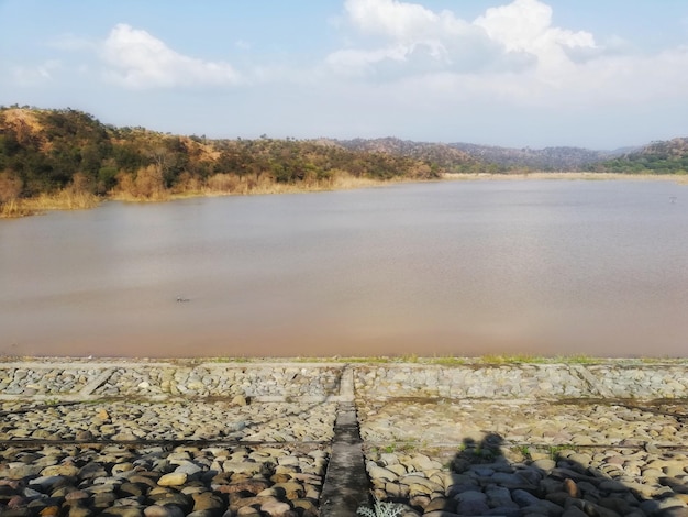 Foto la vista panoramica del lago contro il cielo