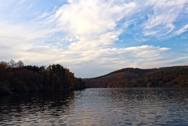 Foto la vista panoramica del lago contro il cielo