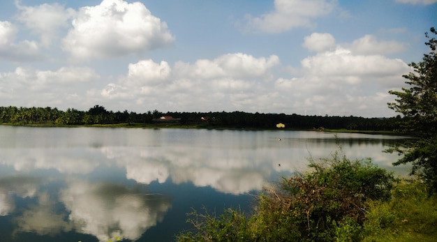 空に照らされた湖の景色