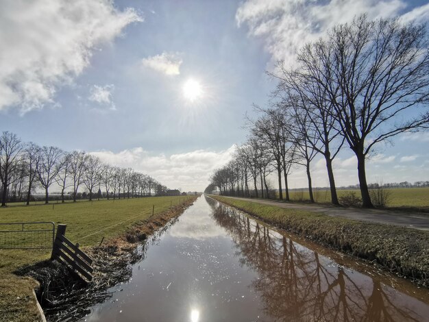 Foto la vista panoramica del lago contro il cielo