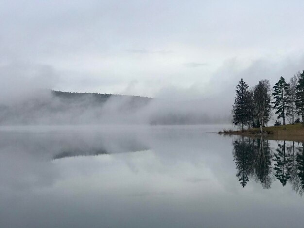 Foto la vista panoramica del lago contro il cielo