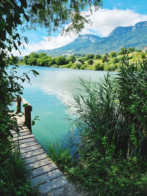 Foto la vista panoramica del lago contro il cielo