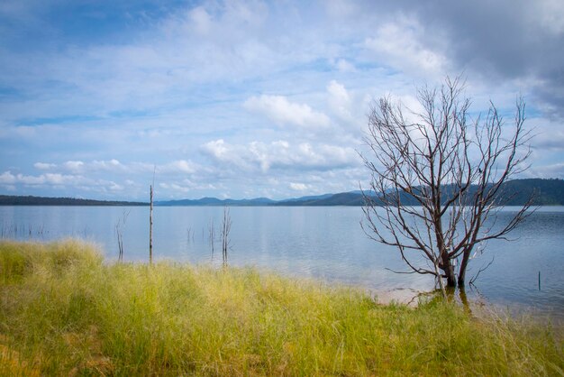 Foto la vista panoramica del lago contro il cielo