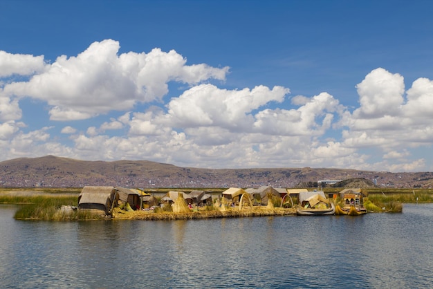 La vista panoramica del lago contro il cielo