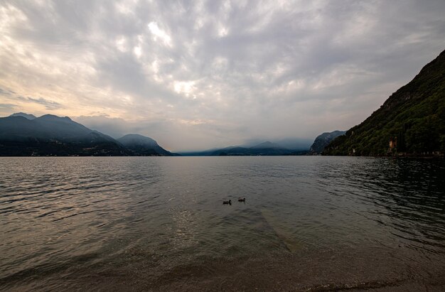 Foto la vista panoramica del lago contro il cielo