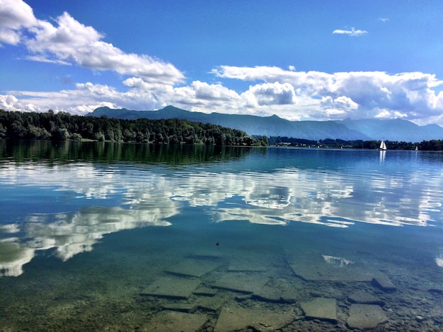 Foto la vista panoramica del lago contro il cielo