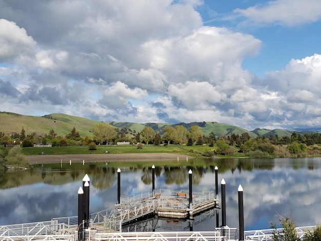 Foto la vista panoramica del lago contro il cielo