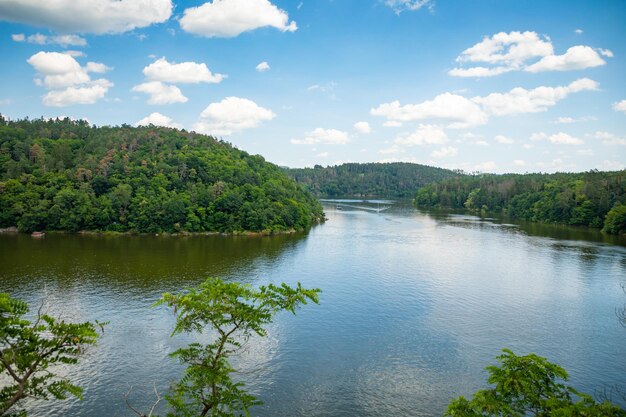 Foto la vista panoramica del lago contro il cielo