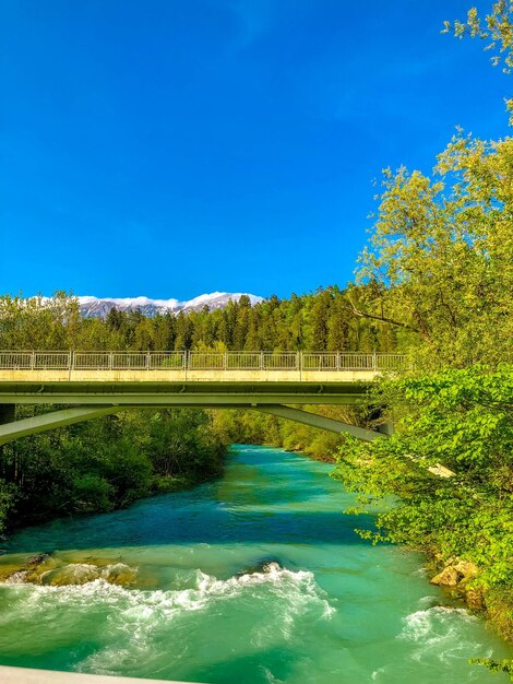 Foto la vista panoramica del lago contro il cielo