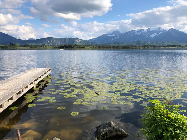 Foto la vista panoramica del lago contro il cielo