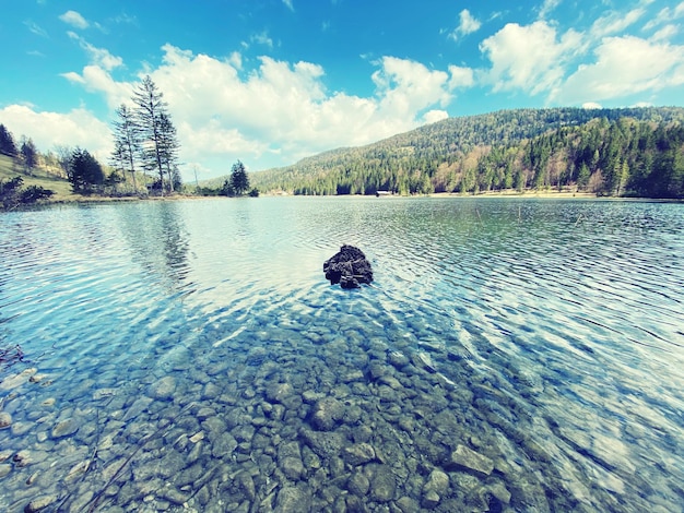 空に照らされた湖の景色