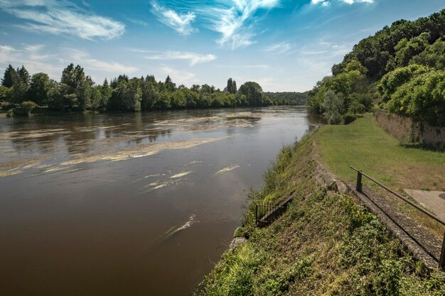 Foto la vista panoramica del lago contro il cielo