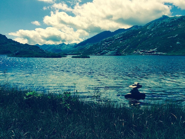 Foto la vista panoramica del lago contro il cielo