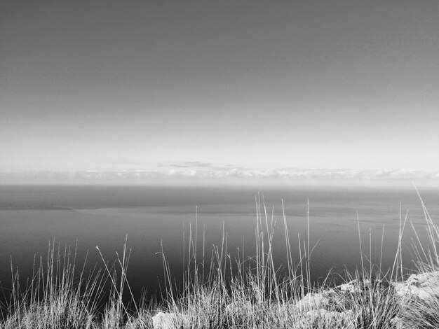 Foto la vista panoramica del lago contro il cielo