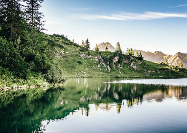 Foto la vista panoramica del lago contro il cielo