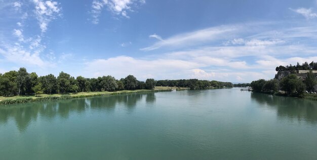 Foto la vista panoramica del lago contro il cielo