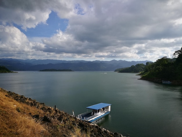 空に照らされた湖の景色