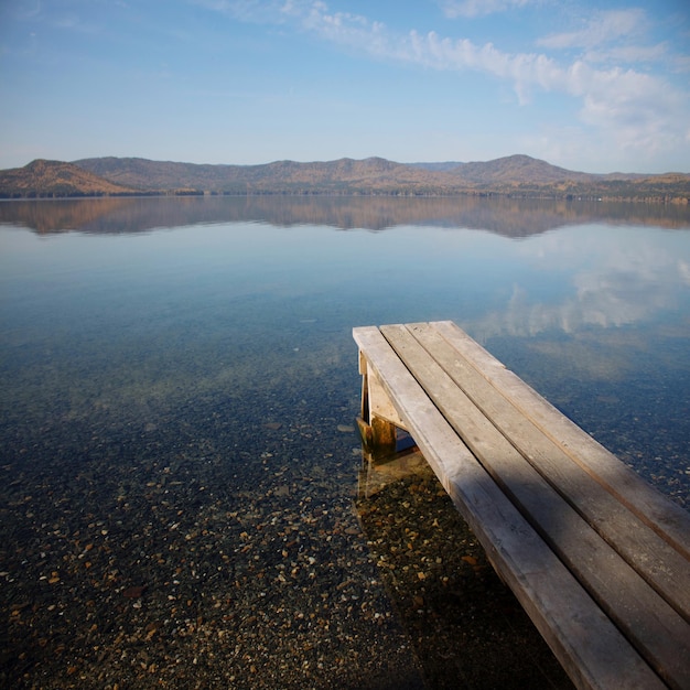 Foto la vista panoramica del lago contro il cielo