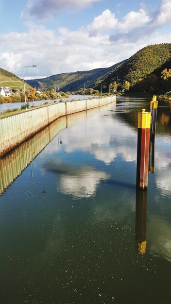 Foto la vista panoramica del lago contro il cielo