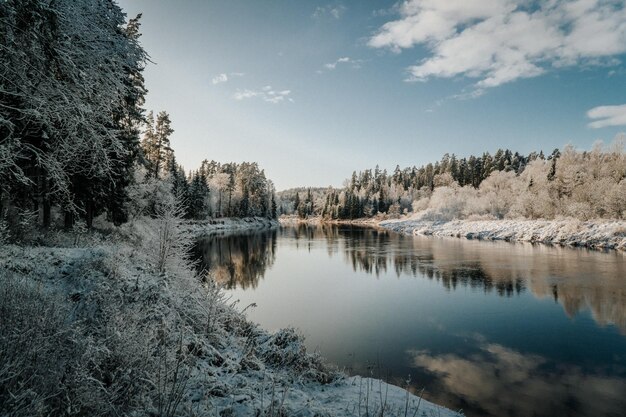 Foto la vista panoramica del lago contro il cielo