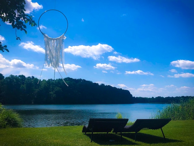 Foto la vista panoramica del lago contro il cielo