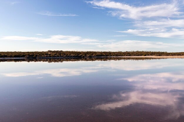 Foto la vista panoramica del lago contro il cielo