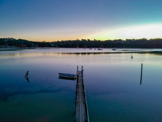 Foto la vista panoramica del lago contro il cielo